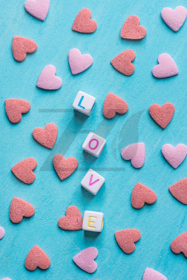عکس کلمه عشق ساخته شده از مکعب حرف