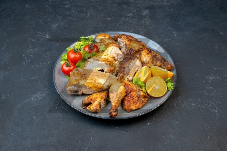 عکس مرغ سرخ شده با دورچین گوجه و لیمو