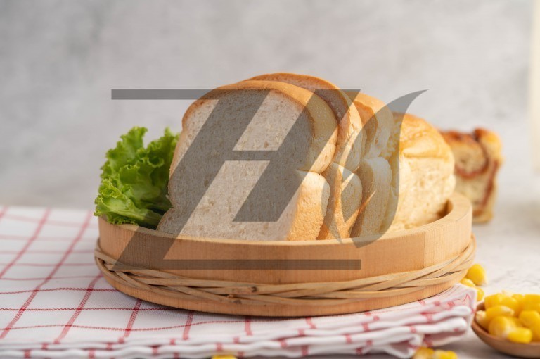 عکس نان تست در سبد چوبی