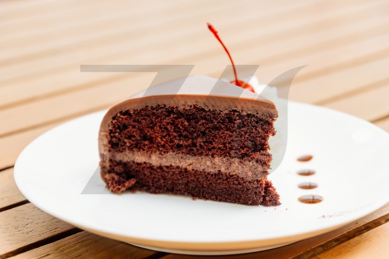 عکس برش کیک شکلاتی