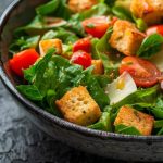 عکس کاسه سالاد کاهو رومن و گوجه فرنگی