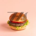 عکس همبرگر با برگ کاهو و گوجه فرنگی