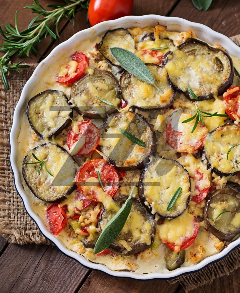 عکس غذای سنتی یونانی موساکا بادمجان