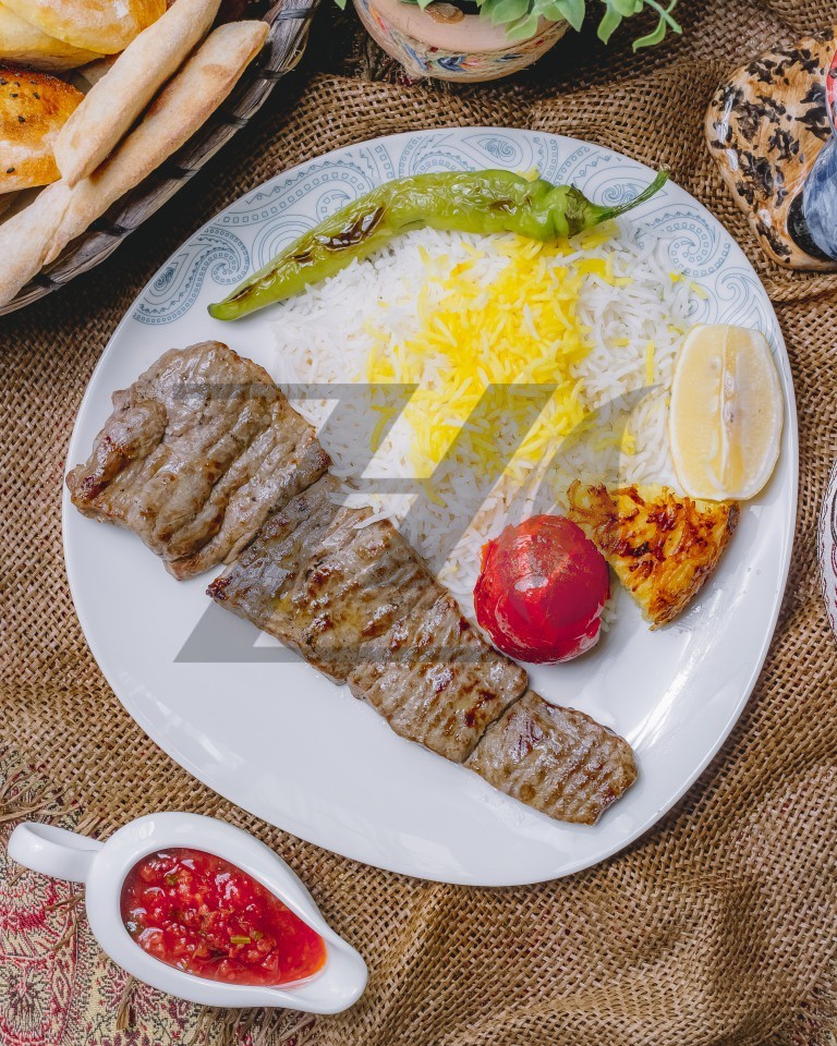 عکس گوشت گاو کبابی با برنج و مخلفات
