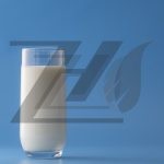 تصویر لیوان شیر پس زمینه آبی تصویر لیوان شیر پس زمینه آبی