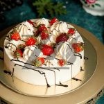 عکس کیک کلاسیک تزئین شده با شکلات و توت فرنگی