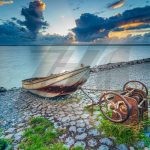 پس زمینه قایق ماهیگیری قدیمی در ساحل