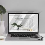 فایل لایه باز موکاپ صفحه لپ تاپ و کاغذ نوت