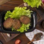 عکس کتلت گوشت با کاهو در ظرف مشکی