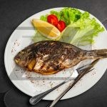 عکس بشقاب ماهی کبابی تزیین شده با کاهو لیمو گوجه