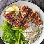 عکس سینه مرغ سرخ شده با برنج کاهو