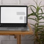 فایل لایه باز موکاپ اسکرین لپ تاپ از نمای روبرو