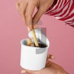 فایل لایه باز موکاپ بسته شکلاتی با بیسکویت فایل لایه باز موکاپ بسته شکلاتی با بیسکویت