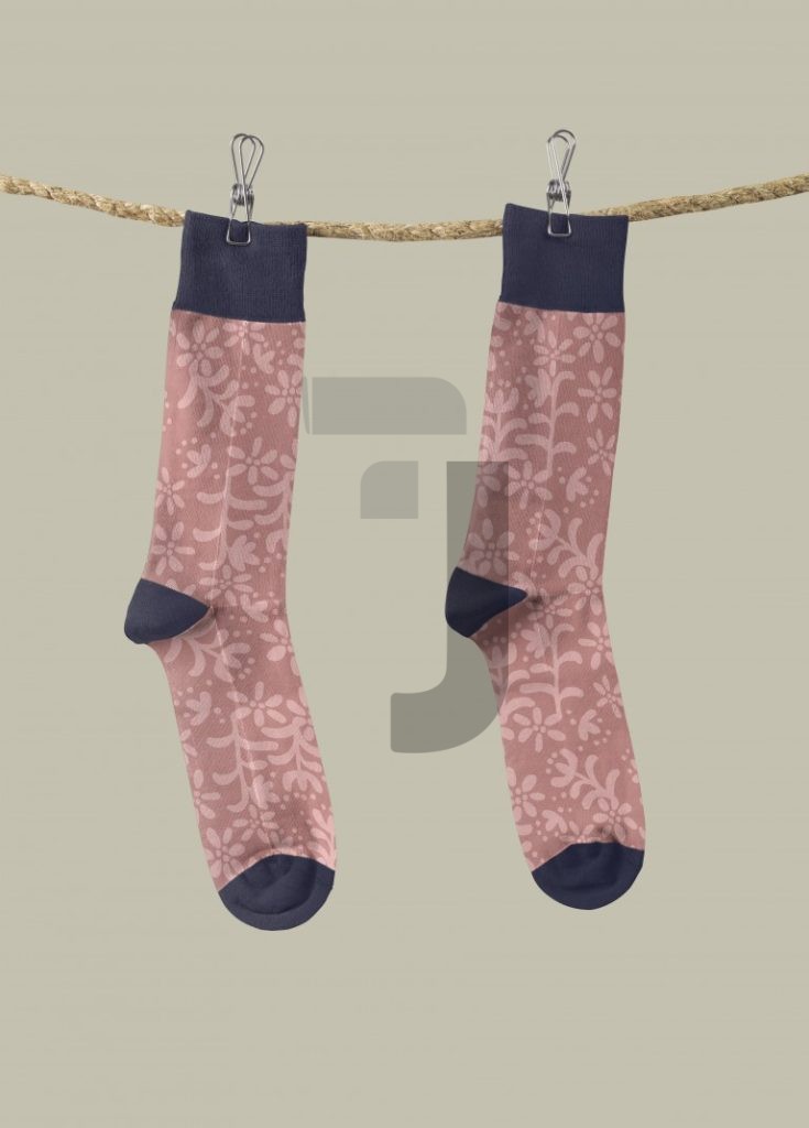 فایل لایه باز موکاپ جورابهای آویز شده از بند