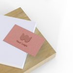 فایل لایه باز موکاپ کارت ویزیت همراه با پس زمینه فایل لایه باز موکاپ کارت ویزیت همراه با پس زمینه