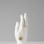 فایل لایه باز مجسمه دست با جواهرات آویز شده