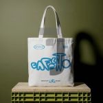 فایل لایه باز موکاپ تت بگ با پس زمینه رنگ سبز فایل لایه باز موکاپ تت بگ با پس زمینه رنگ سبز