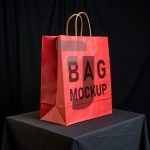 فایل لایه باز موکاپ کیف خرید با پس زمینه قرمز فایل لایه باز موکاپ کیف خرید با پس زمینه قرمز
