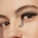 عکس با کیفیت خانم جوان با مژه‌ های اکستنشن شده