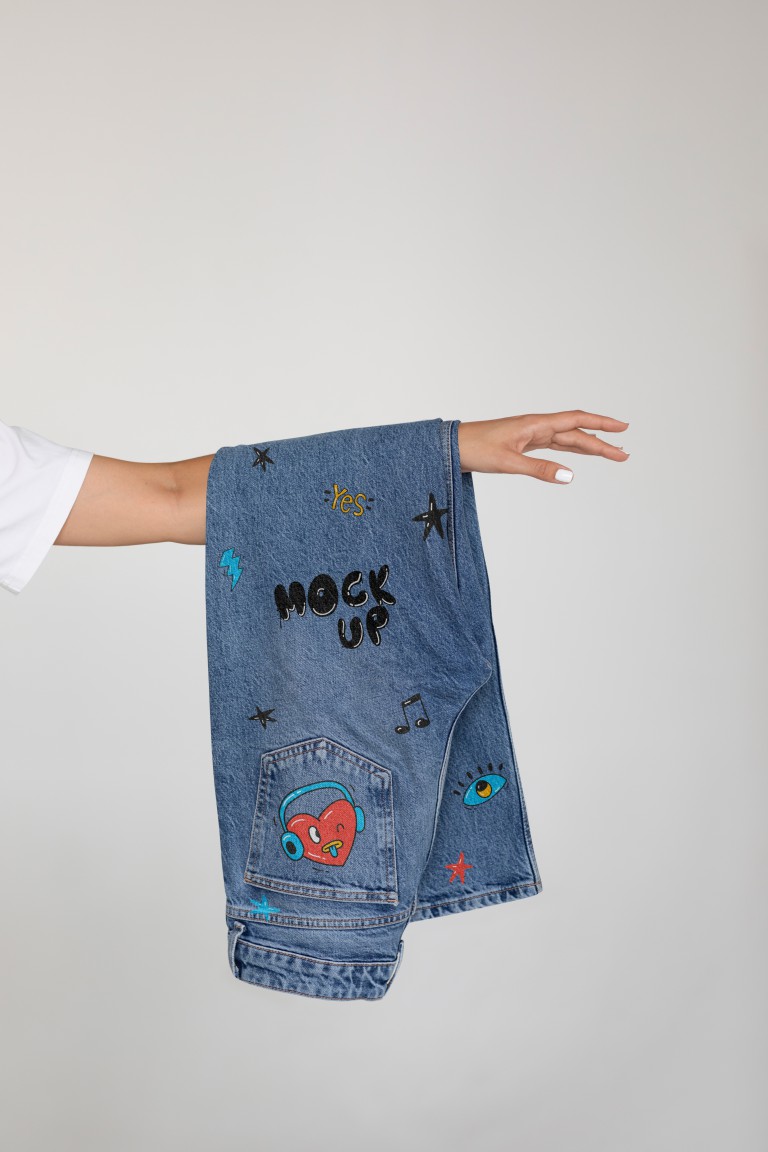 فایل لایه باز موکاپ گلدوزی روی شلوار جین