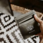 موکاپ کیف پول در دست