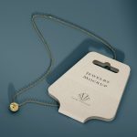 موکاپ لیبل گردنبند