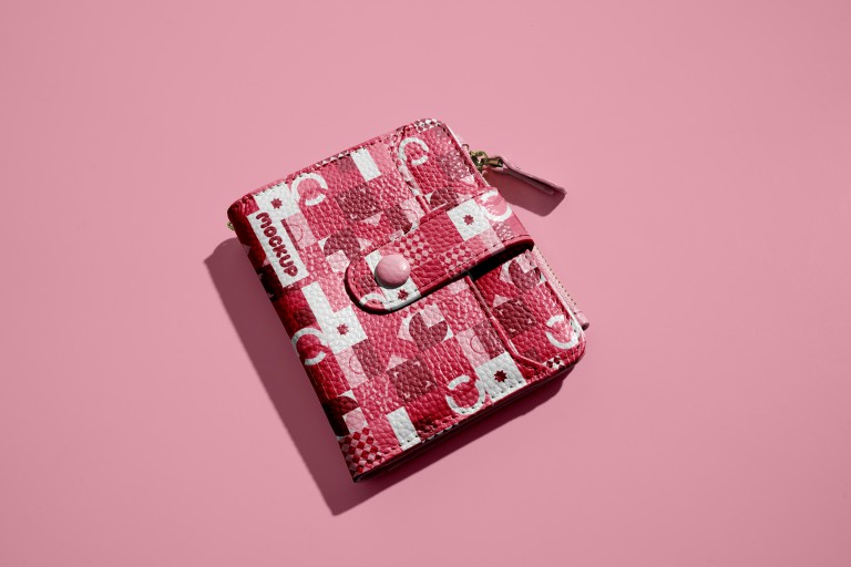 فایل لایه باز موکاپ کیف پول دکمه دار