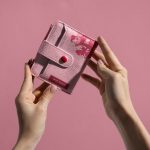 فایل لایه باز موکاپ کیف پولی در دست