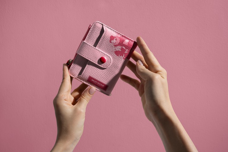 فایل لایه باز موکاپ کیف پولی در دست