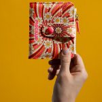 فایل لایه باز موکاپ کیف دکمه دار در دست