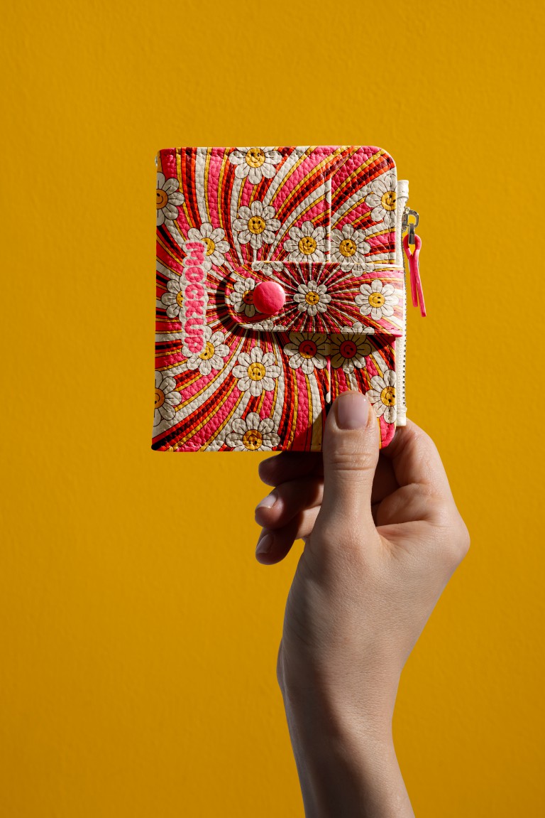 فایل لایه باز موکاپ کیف دکمه دار در دست