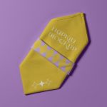 فایل لایه باز موکاپ دستمال سفره با پس زمینه بنفش