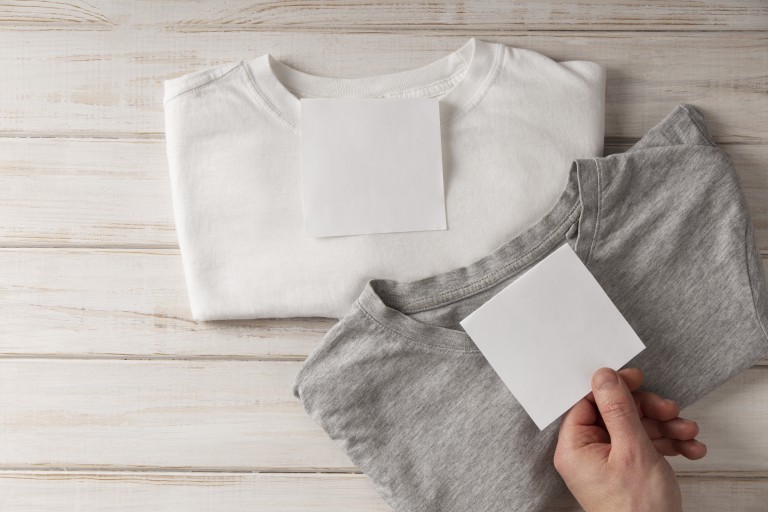 فایل لایه باز موکاپ لیبل تیشرت تاشده