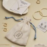 موکاپ کیسه جواهرات همراه با جواهر