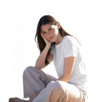 فایل لایه باز تصویر خانم جوان زیبا نشسته فایل لایه باز تصویر خانم جوان زیبا نشسته