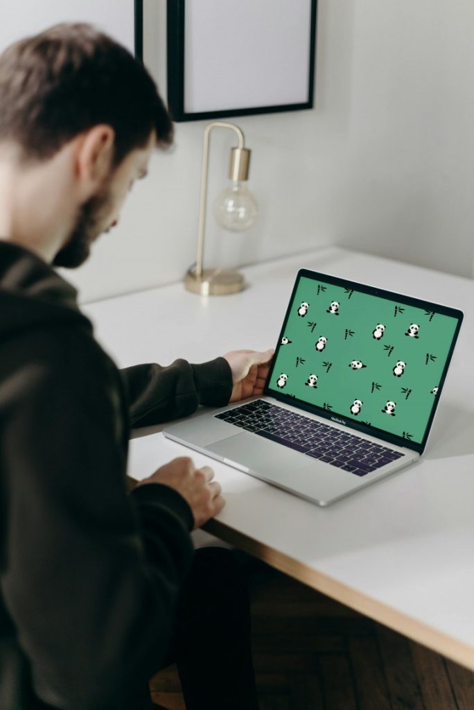 فایل لایه باز موکاپ صفحه نمایش لپ تاپ و مرد درحال کار کردن