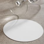 فایل لایه باز موکاپ زیر لیوانی با لیوان افتاده فایل لایه باز موکاپ زیر لیوانی با لیوان افتاده