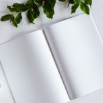 فایل لایه باز موکاپ دفتر ساده با پس زمینه میز سفید فایل لایه باز موکاپ دفتر ساده با پس زمینه میز سفید