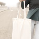 فایل لایه باز موکاپ ساک خرید پارچه ای با پس زمینه پرتره خیابان فایل لایه باز موکاپ ساک خرید پارچه ای با پس زمینه پرتره خیابان