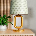 فایل لایه باز موکاپ آباژور مدرن روی میز چوبی فایل لایه باز موکاپ آباژور مدرن روی میز چوبی