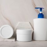 فایل لایه باز موکاپ بطری بسته بندی آرایشی فایل لایه باز موکاپ بطری بسته بندی آرایشی
