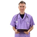 فایل لایه باز پرستار آقا درحال لبخند زدن به دوربین