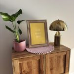فایل لایه باز موکاپ قاب عکس روی میز فایل لایه باز موکاپ قاب عکس روی میز