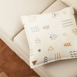 فایل لایه باز موکاپ کوسن روی مبل سفید ساده فایل لایه باز موکاپ کوسن روی مبل سفید ساده