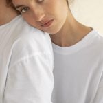 فایل لایه باز موکاپ تی شرت یقه دار زنانه فایل لایه باز موکاپ تی شرت یقه دار زنانه