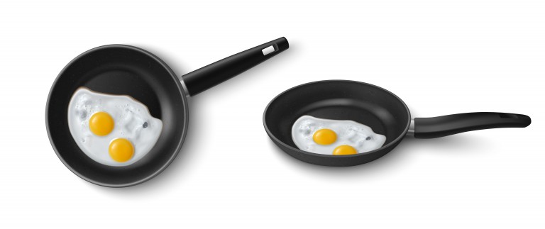 وکتور تصویر ماهیتابه با تخم مرغ نیمرو از دو جهت